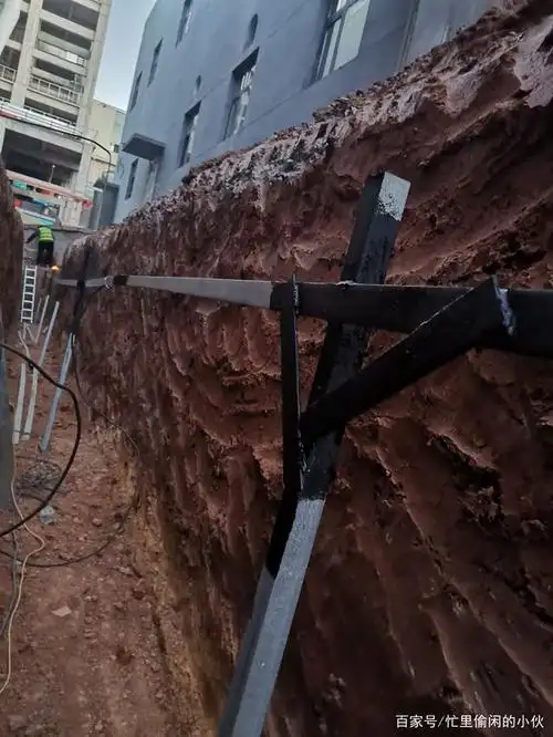 在工地干活,做连接大地的接地桩