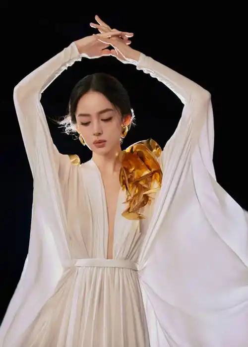 古力娜扎胆子太大了,穿白纱透视裙领口开到腰间,曲线隐现身材棒_造型