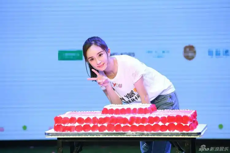 杨幂亮相粉丝见面会 扎马尾活泼似少女