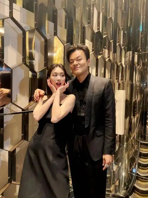 王霏霏朴振英合照爷青回##王霏霏晒jyp合照