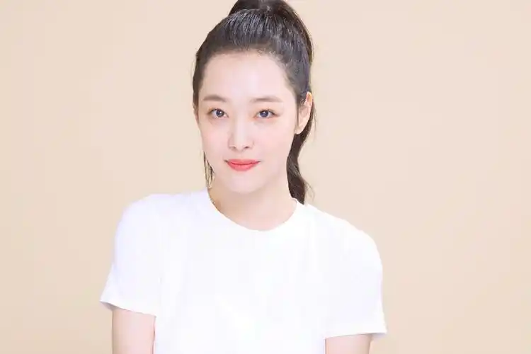 崔雪莉妆容终于正常,没有蜜桃也没有淡眉毛,别说她还是蛮清秀的