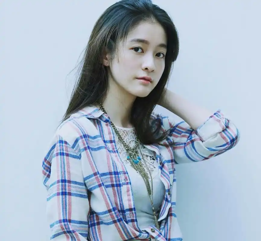 张雪迎发布会秀小蛮腰 眼神凌厉美颜无死角