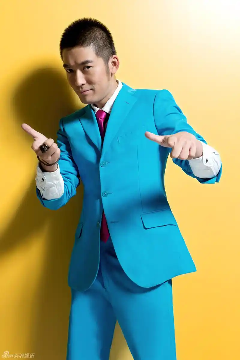 张博曝光动感炫色写真 活力四射_高清图集_新浪网