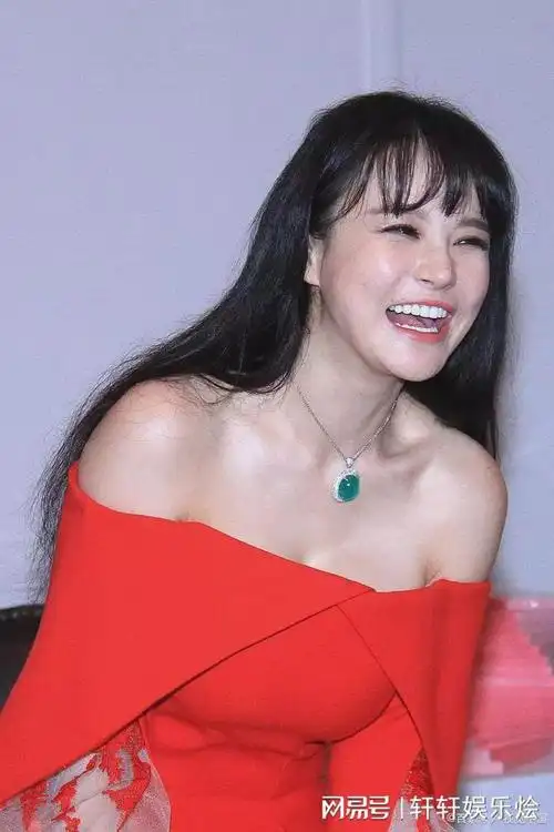 拳王邹市明老婆冉莹颖简直像个大头娃娃