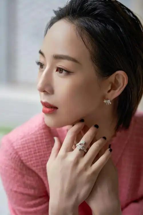 张钧甯最新时尚大片曝光,背头造型干练率性,粉红色软呢外套温柔浪漫