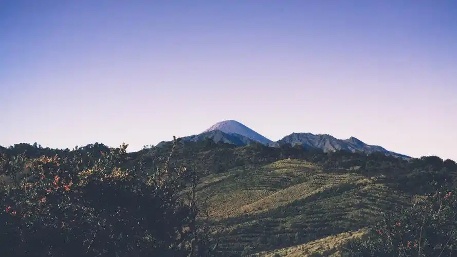 壁纸 山,树,斜坡,天空,黄昏 3840x2160 uhd 4k 高清壁纸, 图片, 照片