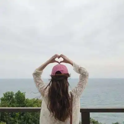 南曦女生海边背影头像