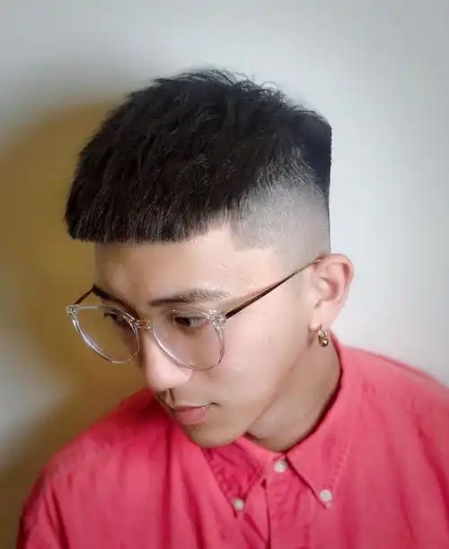 就可以把发型的轮廓剪得更加规则一些,中间的头发剪短打薄,刘海处剪出