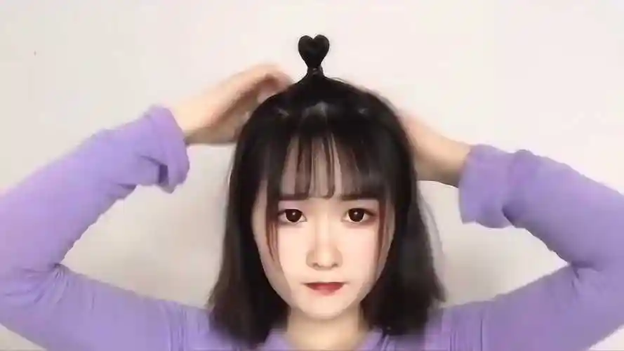 头顶爱心小揪揪这样扎,瞬间让你少女心爆棚,来试试吧