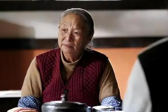 2000年,她开始主持儿童节目《故事奶奶》,还接戏拍戏.2005年,鲁园