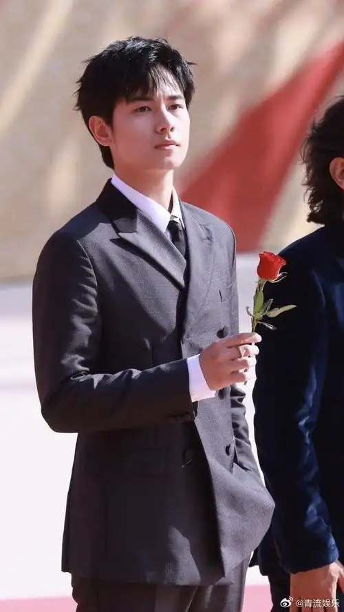 胡先煦拿玫瑰花走红毯##北影节开幕红毯