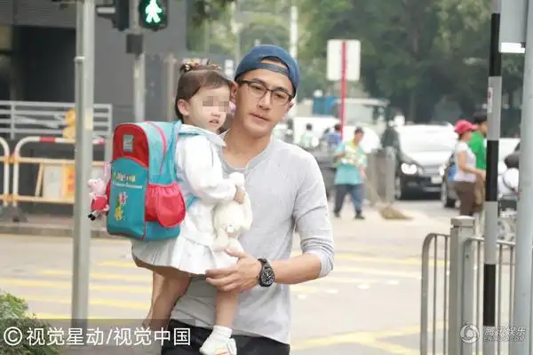 刘恺威接小糯米放学全程紧抱疼爱有加