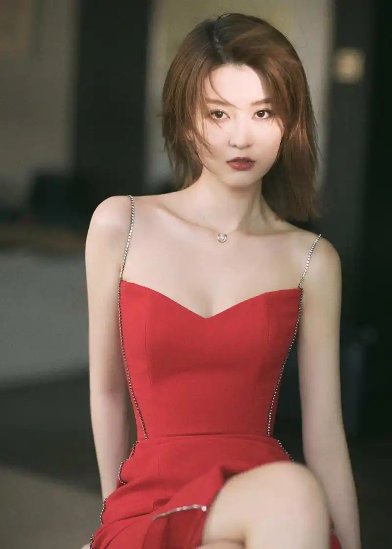原创乔欣穿深v镂空礼裙走红毯无惧低温天气大胆走性感惹火路线