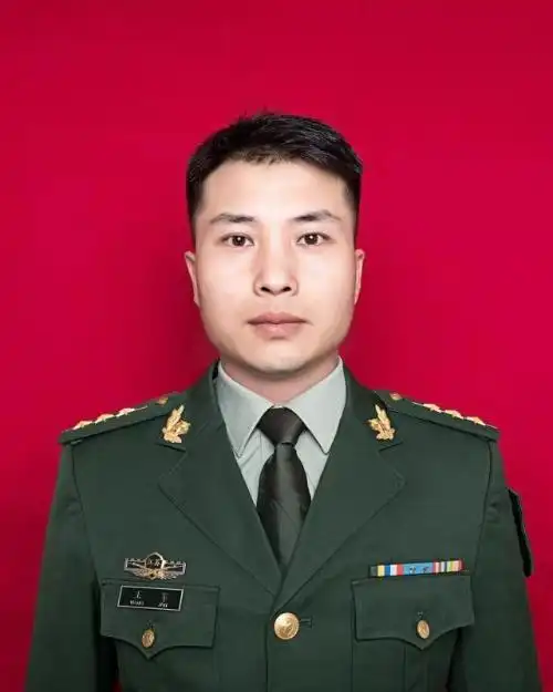 1987年1月出生,2005年12月入伍,现任武警江苏省总队某支队上尉中队长