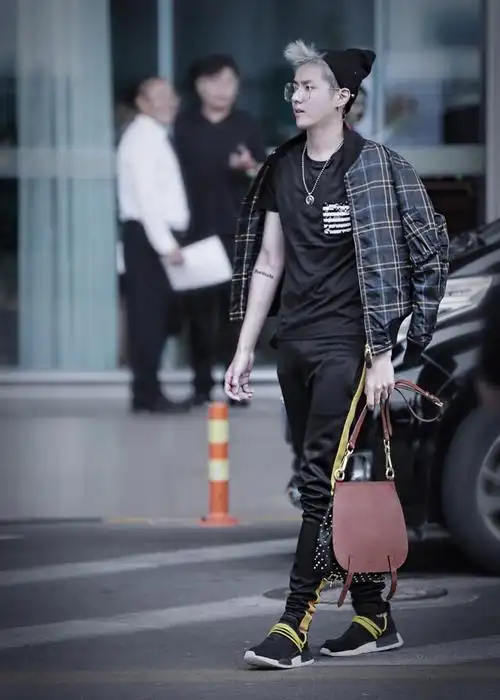 burberry 马勒包成为了赵薇吴亦凡的时尚新宠