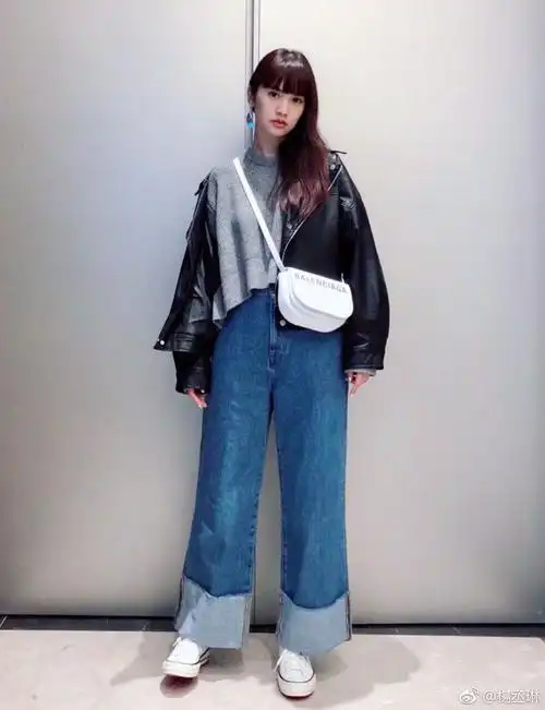 杨丞琳真会穿衣服银灰色吊带裙穿出了180的身高百搭又显瘦