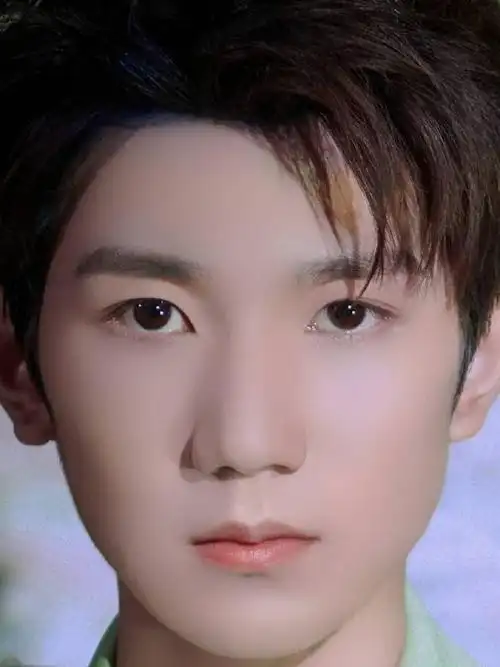 王源精修怼脸拍九宫格分享这逆天颜值难道不是仙子下凡