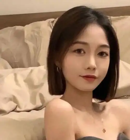 一刀切齐耳短直发 最流行的减龄短发发型_直发发型 - 美发站