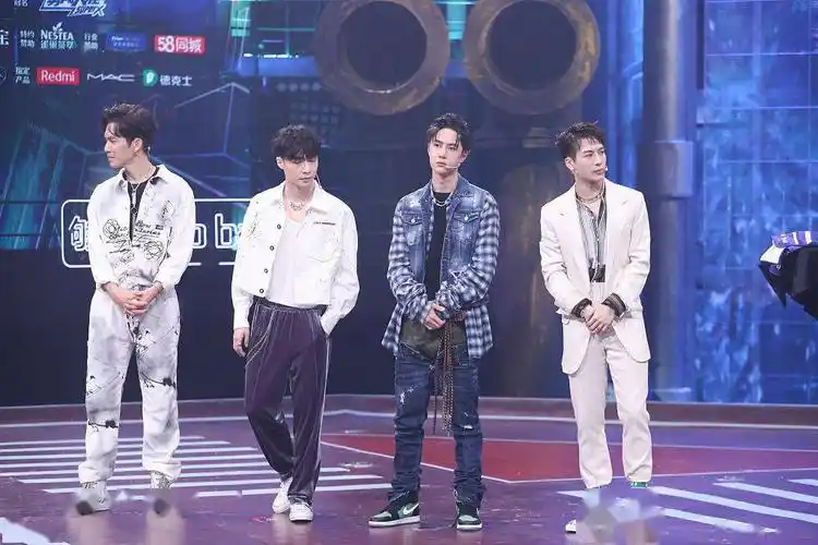 男神斗帅王嘉尔穿西装王一博梳脏辫钟汉良穿搭时髦张艺兴帅气