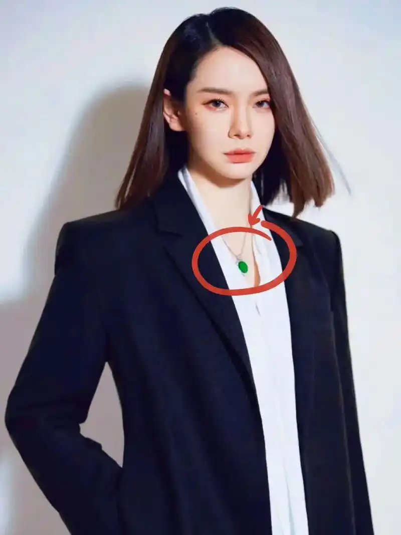 戚薇真的很喜欢翡翠 - 抖音