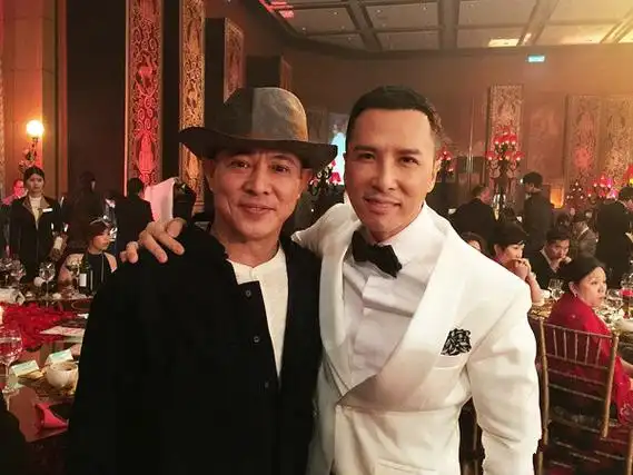 同为54岁的李连杰与甄子丹同框画风反差巨大