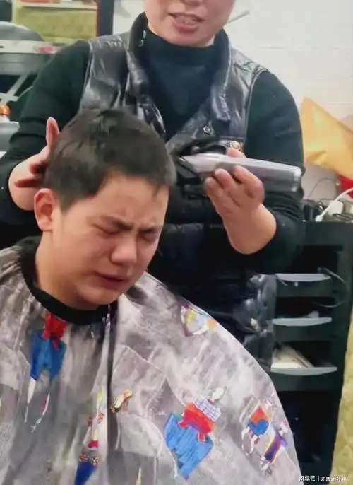 此次我们看到的是在湖南郴州,一个13岁的小男生剪头发时崩溃大哭的