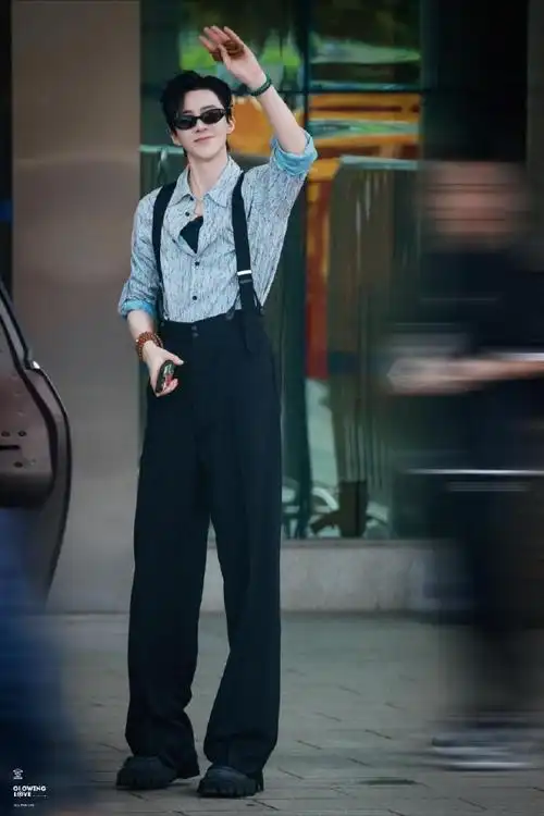 从腰带打车到脚后跟,早晨去晚上才到膝盖    刘宇宁你好星期六上班,宁