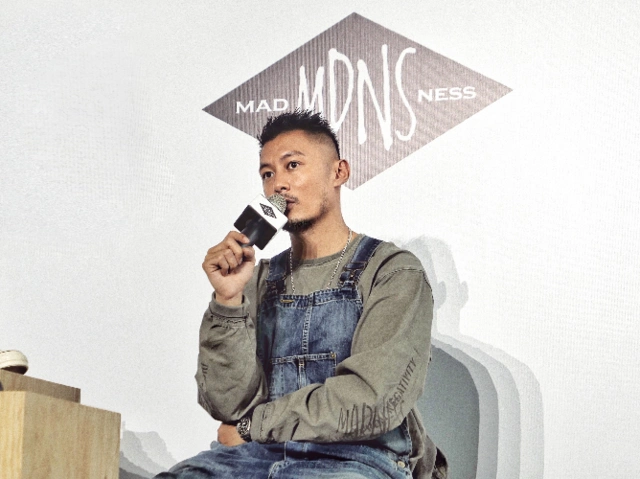 近日,余文乐身穿深蓝色背带牛仔裤与军绿色卫衣现身,搭配利落的短发