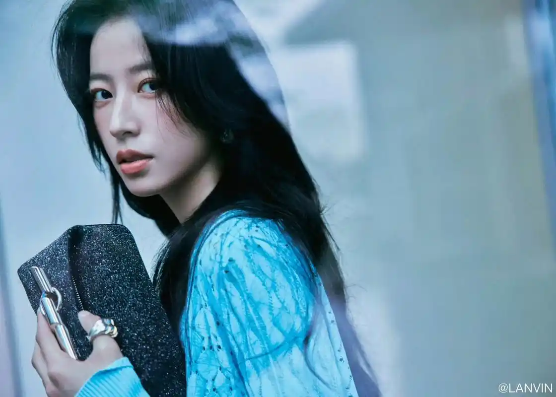 周雨彤lanvin2024春夏海蓝色系列.演员#周雨彤 身穿 - 抖音