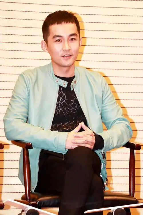 应用推荐景甜拍戏剧照爆料称,华汉是路征的老板,也就是说,路征的行为