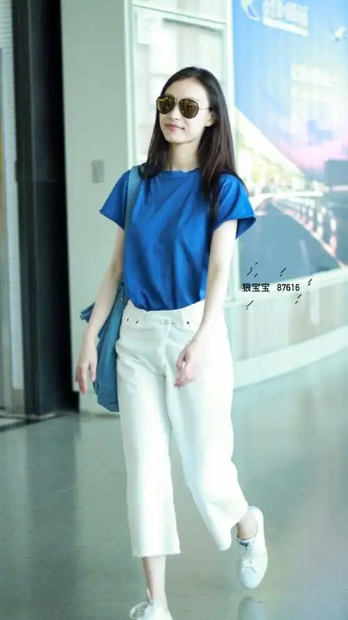 倪妮时尚街拍蓝t恤白裤子小清新风十足,但裤子出了问题