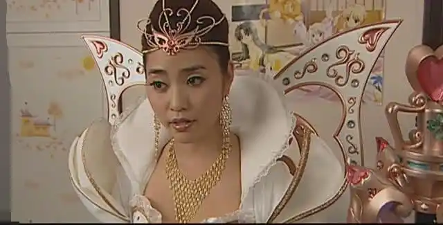 在这部电视剧里,游乐是女王陛下的儿子,而小蓝是一位魔仙.