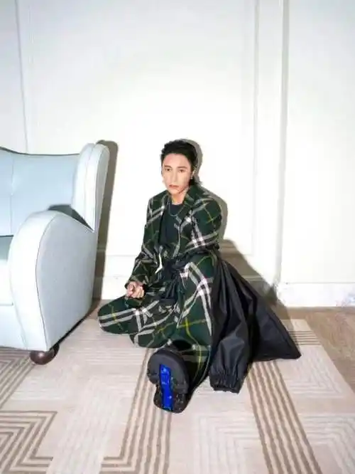 陈坤撞衫秀场帐篷#陈坤帅气洒脱的穿搭真让人喜欢,这个大背头也好靓!