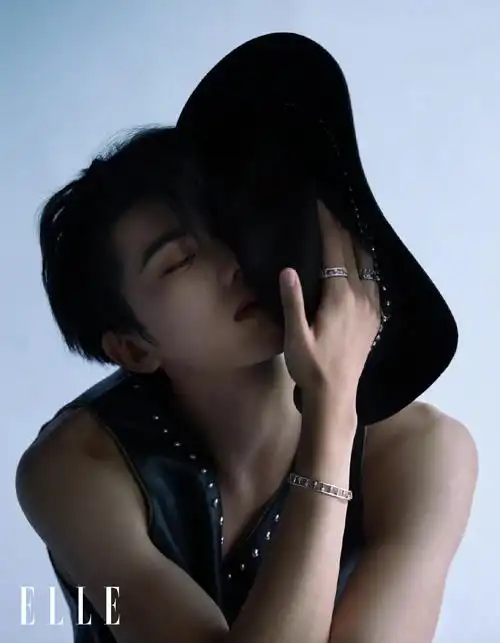 蔡徐坤一组海边漫步大片,精致的侧颜,性感的喉结……__财经头条