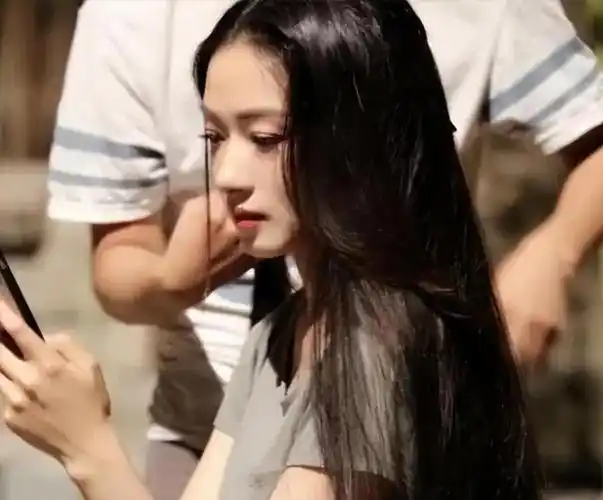 然而,从照片上完全看不出万茜怀孕的迹象.