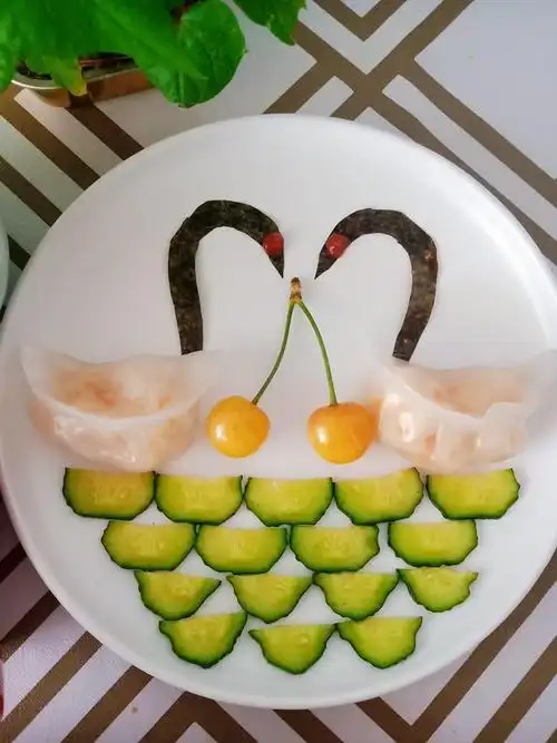 让快乐飞682q做的创意摆盘天鹅素饺拼盘海参蒸蛋红薯粥