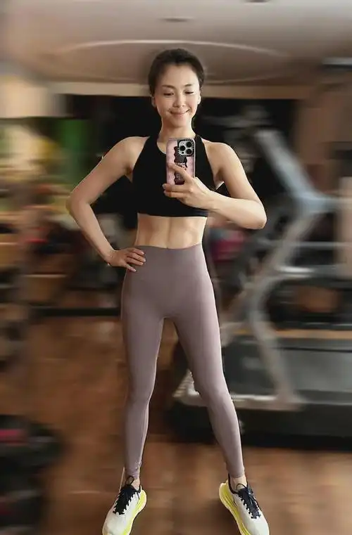 10月12日刘涛晒自己的健身照片45岁的状态太好了