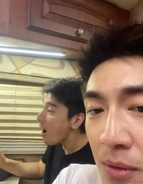 赵又廷探班林更新与高圆圆视频秀恩爱,林更新高情商回应单身梗_网友