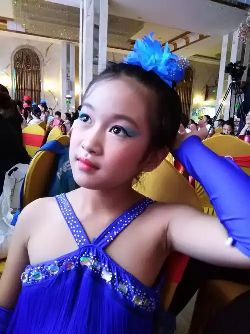 练习拉丁舞已经一年了,梦想要做一位拥有美丽和坚毅的女孩