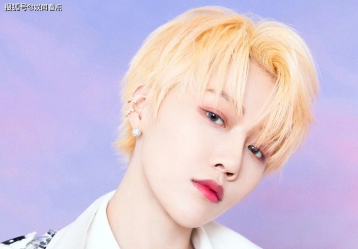 刘雨昕穿白亮片大衣搭白衬衫金发造型十分闪耀