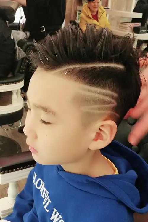 小男孩头顶仨"旋"争奇斗艳,理发师无从下手,网友:不是一般人