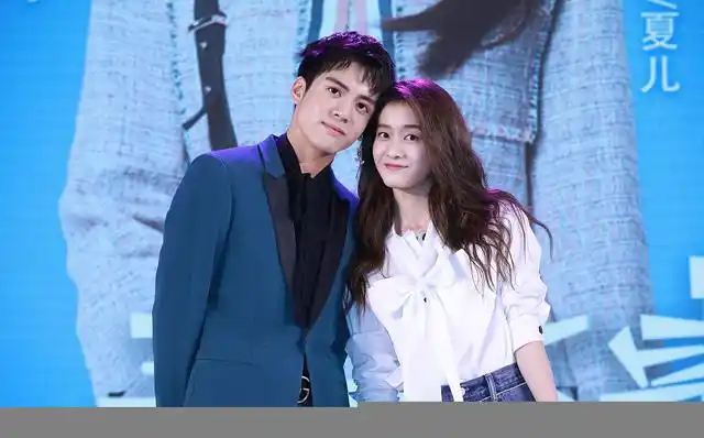 张雪迎与曾舜晞"比丑" 翻白眼嘟嘴傻笑表情包大战