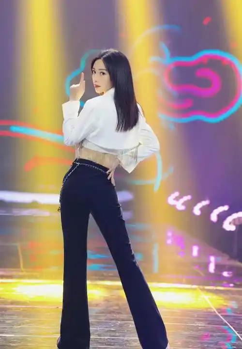 柳岩又"放大招"!穿"露腰"装跳舞,腰细腿长真惹眼_身材_造型_风格