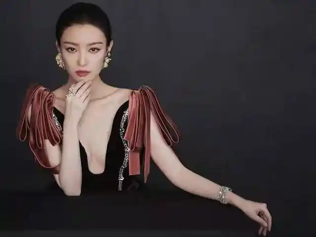 倪妮坐在椅子上拍写真,穿低领长裙秀曲线美,坐姿豪放惹争议_身材_娱乐