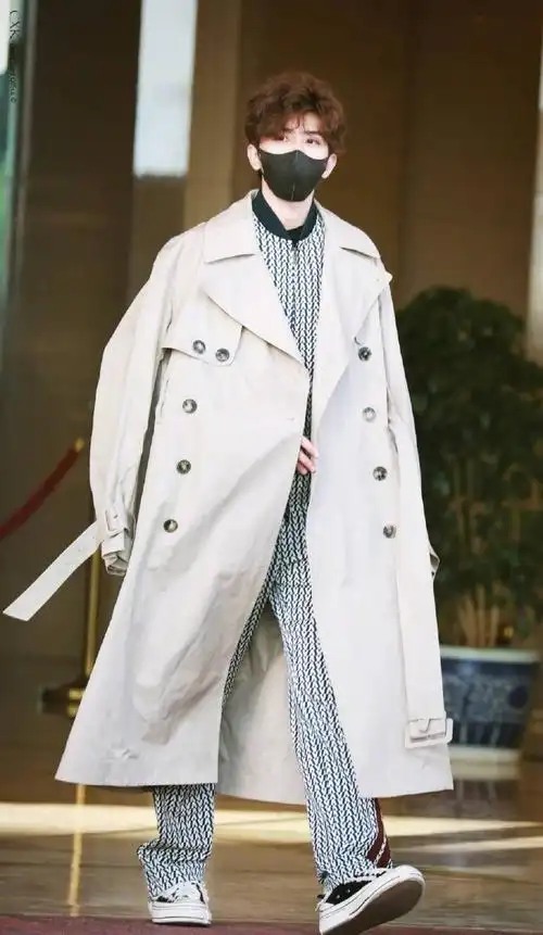 蔡徐坤风衣造型