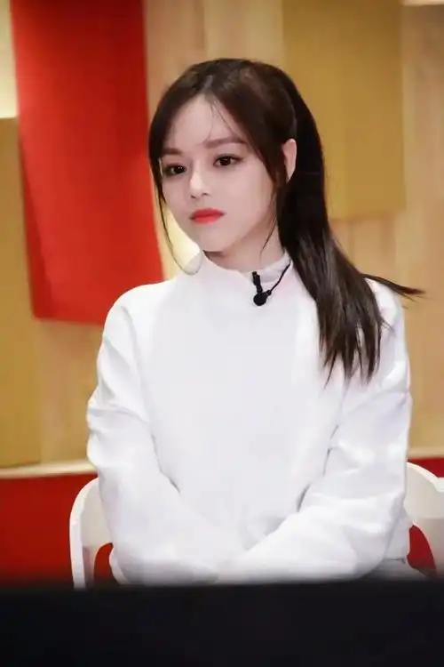 黄霄云,能否摆脱邓紫棋的影子?黄霄云,一个98年出生,年仅2 - 抖音