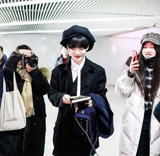 周震南穿女装上瘾?贝雷帽配马丁靴,chanel包包贵气逼人