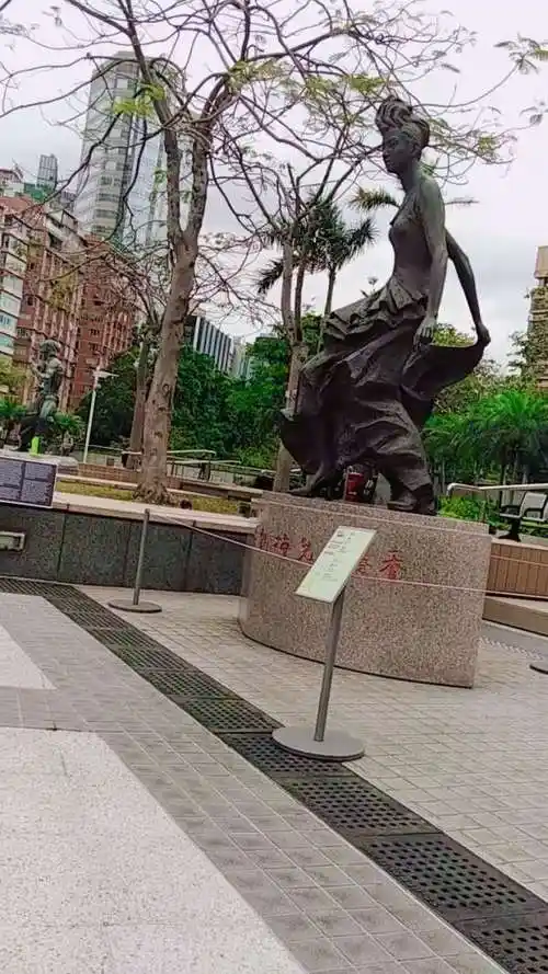 梅艳芳和李小龙铜像所在地,也有部分香港艺人的手印及漫画形象,预计