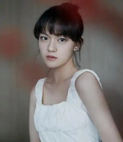 主演了热播剧《天坑猎鹰》,还在戏里跟王俊凯献上了他的荧幕初吻呢!