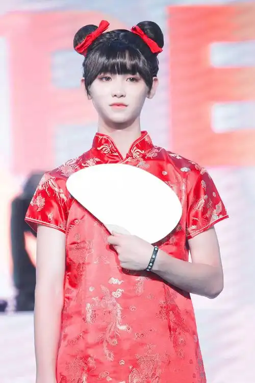 黄明昊cosplay春丽甜美写真